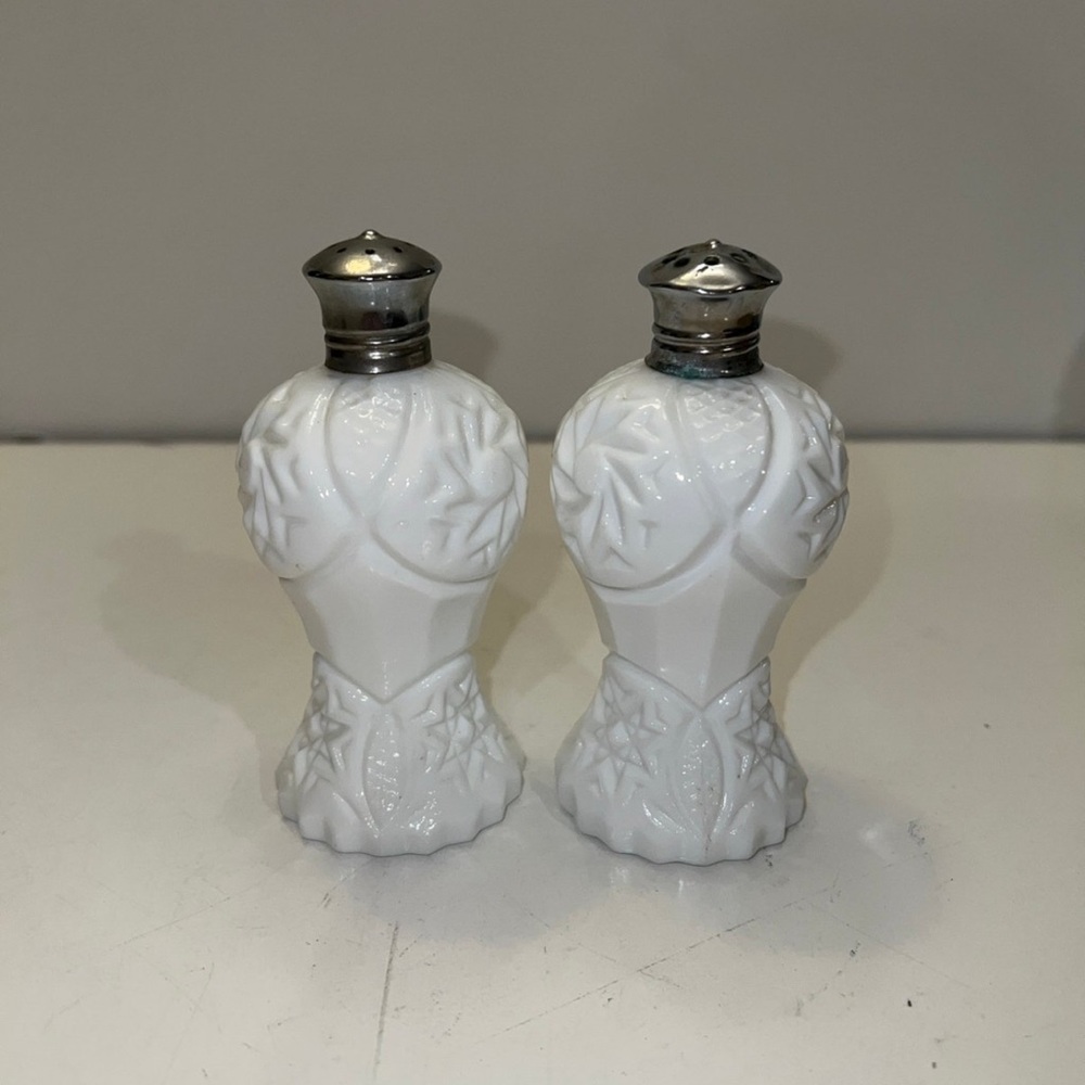 White Milk Glass Salt Pepper Shaker Set Pin Wheel Star Pattern Japan